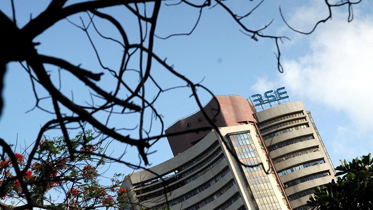 Sensex, Nifty Volatile: Stock markets gave up early gains to trade lower; Sensex quotes 309 points lower