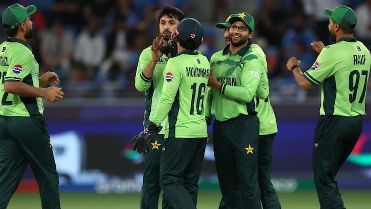 champions trophy 2025 wasim akram criticizes pakistan team for eating banana monkey statement Champions Trophy 2025: पाकिस्तानी खिलाड़ियों को किसने बता दिया बंदर? जानें क्या है पूरा मामला