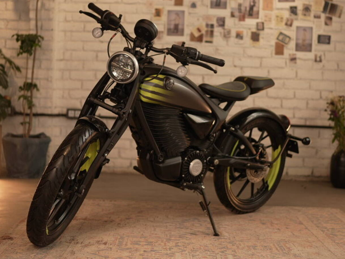 Royal Enfield Ev Bike | Royal Enfield flying flea c6 price range features | Royal Enfield's first electric bike introduced in India: Flying flee C6 will run 200km in single charge, features like ABS-cruise control; Expected Price ₹ 4.5 Lakh