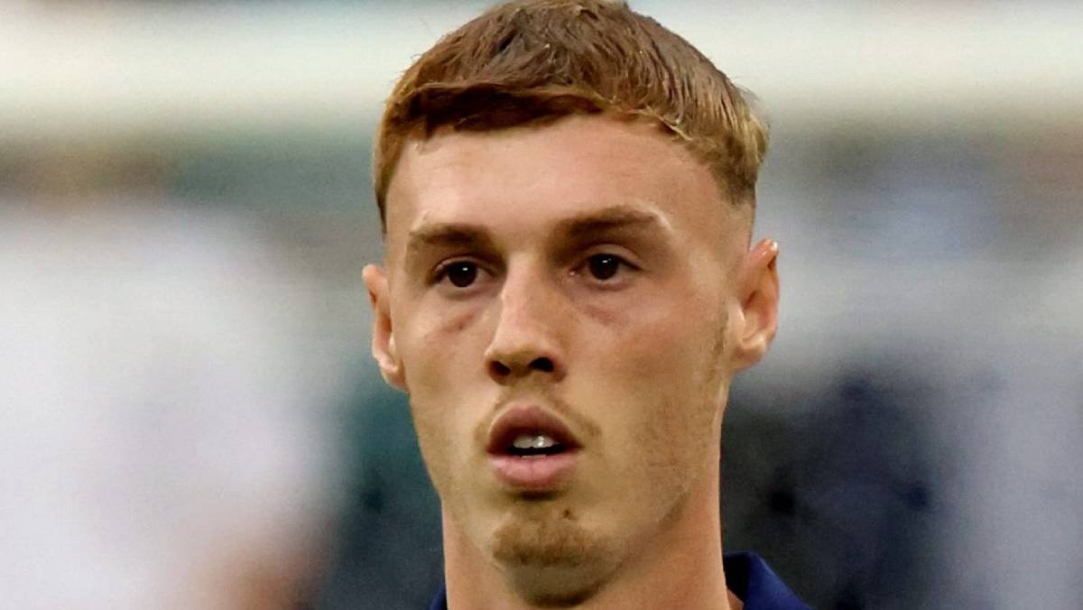 Chelsea and England midfielder Cole Palmer playing football