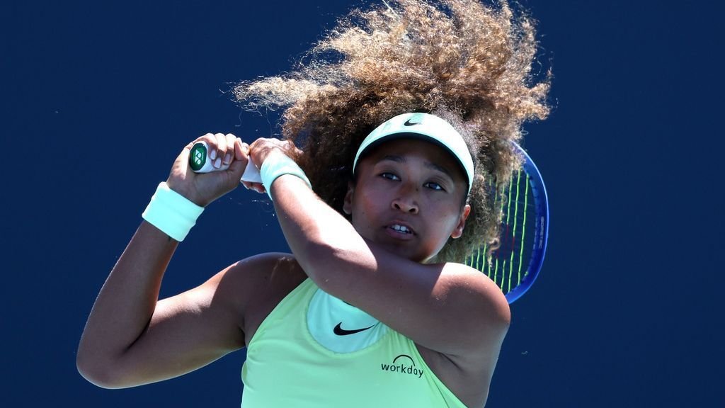 Naomi Osaka battles back to advance in Miami Open