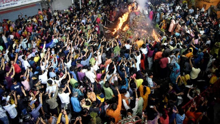 Holi 2025 Pakistani Hindus celebrated Holi in Krishna temple of Lahore festival celebrated with joy in India too पाकिस्तानी हिंदुओं ने कड़ी सुरक्षा में लाहौर के कृष्ण मंदिर में मनाई होली, भारत में भी हर्षोल्लास से मना त्योहार