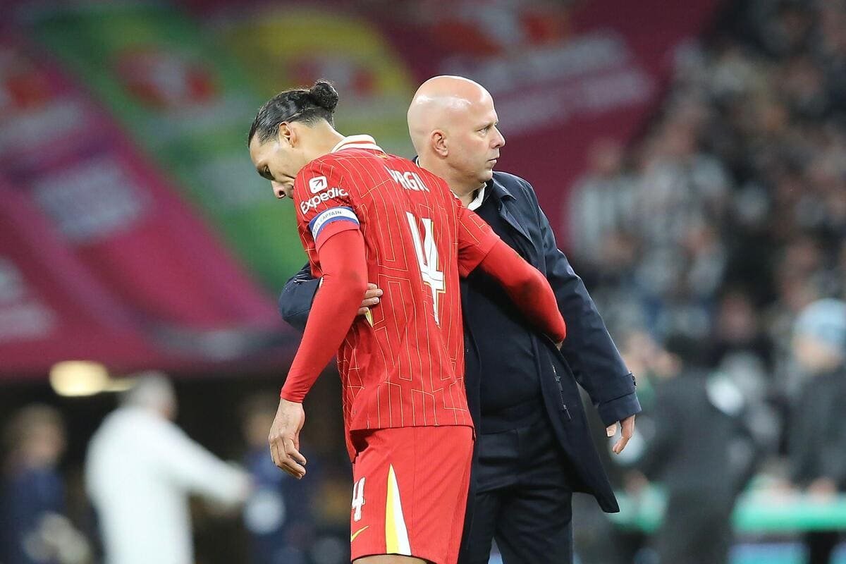 Arne Slot and Virgil van Dijk of Liverpool.