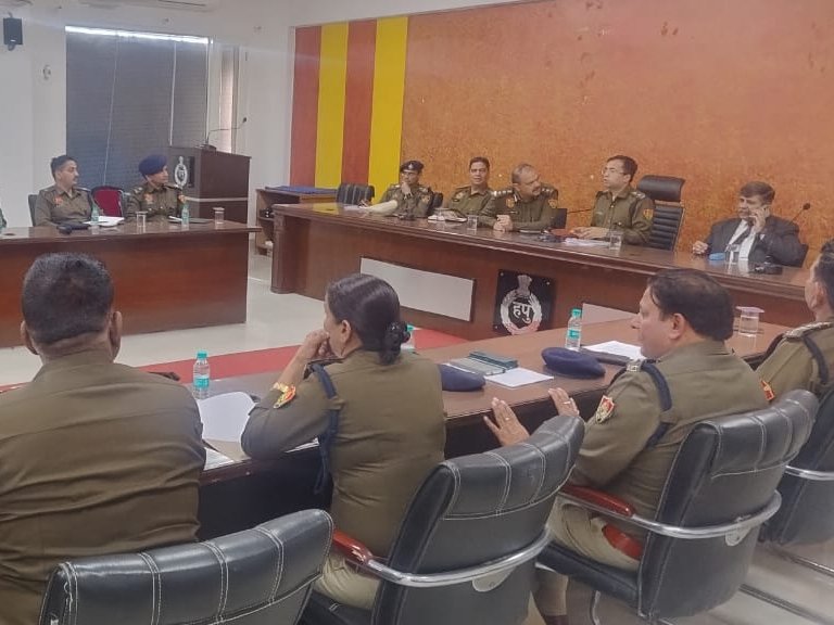 SP taking a meeting of police officers in Hisar.