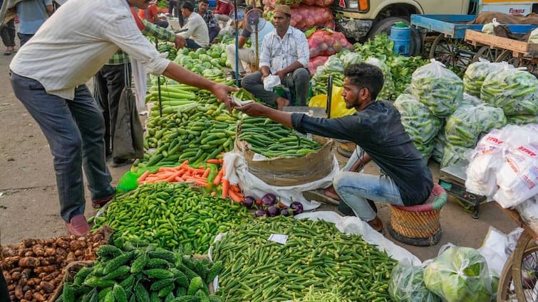 Delhi Fruits and Vegetables Price Hike Amid Ramazan 2025 and Holi Celebrations ANN दिल्ली में होली और रमजान के बीच फल-सब्जियों की कीमतों में उछाल, रोजेदार के साथ आम लोग भी परेशान