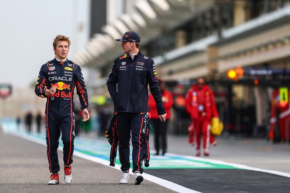 Liam Lawson, Red Bull Racing RB21, Max Verstappen, Red Bull Racing RB21