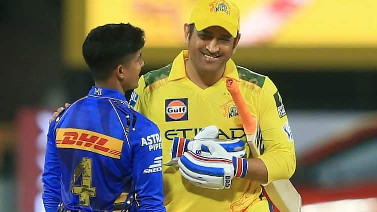 MS Dhoni pats Vignesh Puthur after match video MI vs CSK IPL 2025 latest sports news Watch: मुंबई इंडियंस के विग्नेश पुथुर ने जीता माही का दिल, वीडियो देख आप भी करेंगे तारीफ