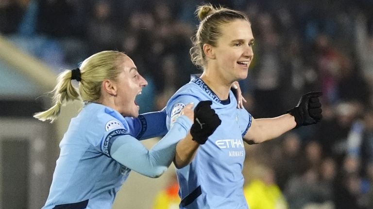 Vivianne Miedema scored twice as Man City beat Chelsea