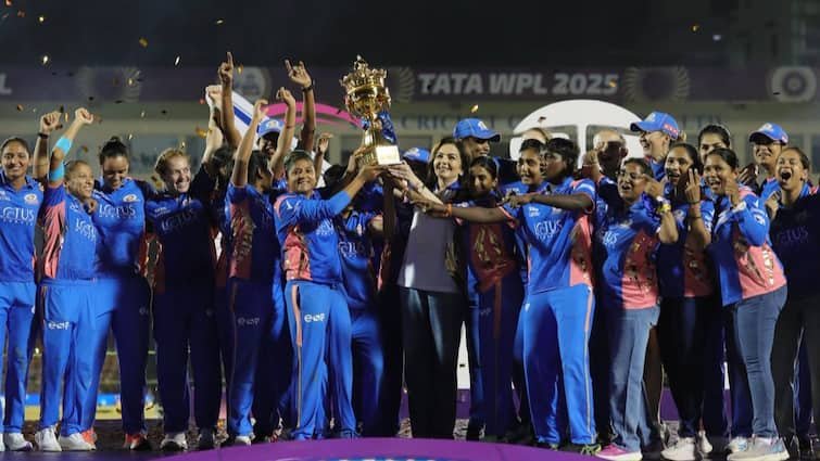 WPL 2025 Final Mumbai Indians win trophy against Delhi Capitals Women Most wins at a venue WPL 2025 Final: मुंबई इंडियंस की जीत के बाद बन गया महा रिकॉर्ड, वीमेंस प्रीमियर लीग में रचा इतिहास