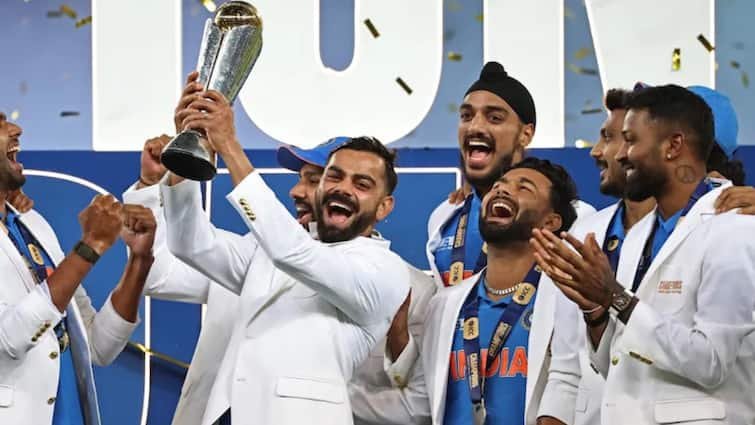 champions trophy 2025 india white blazer pakistani anchor bashes journalist claims during live show Watch: दर्जी पाकिस्तान, कोट सिलने का काम..., लाइव शो पर टीवी एंकर ने अपने ही देश की करवाई फजीहत; देखें वीडियो