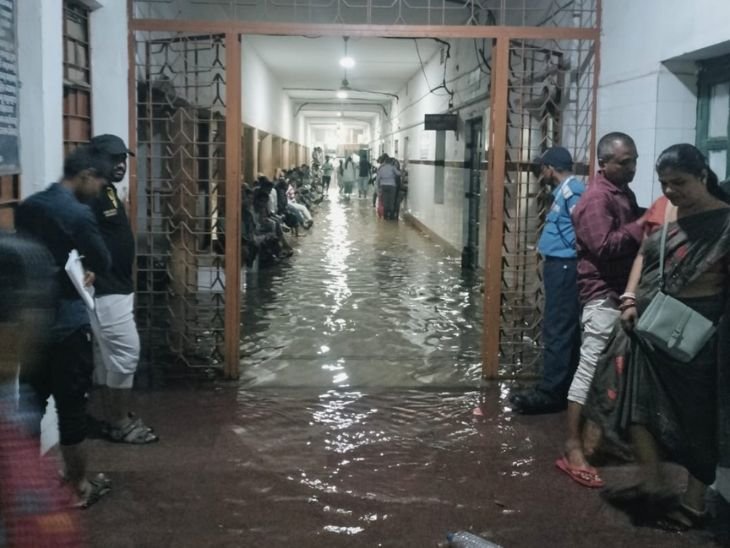 Rain water was flooded inside the medical college in Barhampur, Odisha. - Dainik Bhaskar