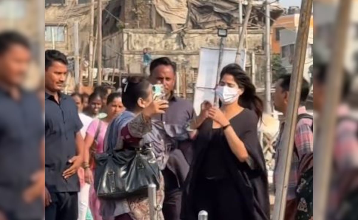 The Internet Is Outraged On Janhvi Kapoor's Behalf After Fan Tries To Remove Her Mask