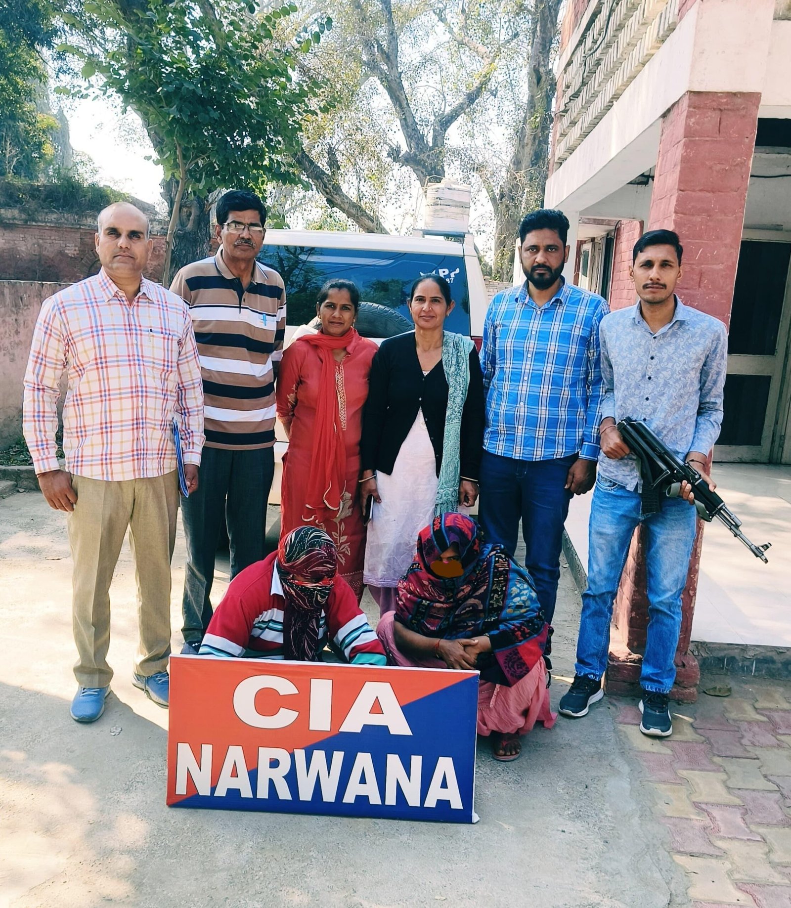 The accused woman and her partner in the grip of Cia Narwana's team.