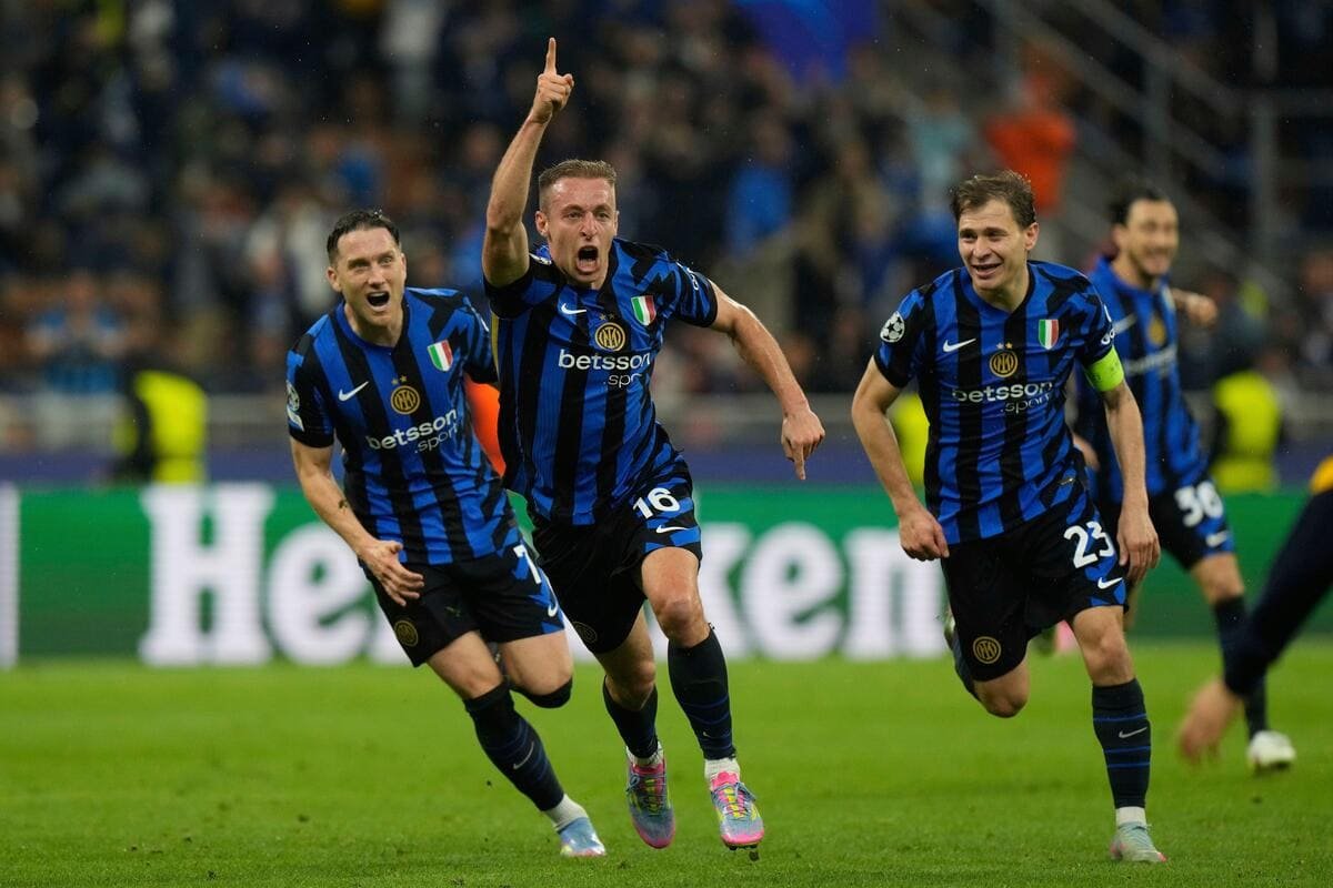 Davide Frattesi celebrates