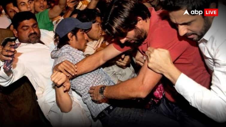 Pakistanis People beaten Shahid Afridi badly attack multiple times slapped watch video पाकिस्तानियों ने की शाहिद अफरीदी की जमकर कुटाई, एक के बाद एक कई थप्पड़ लगाए, वीडियो देखिए