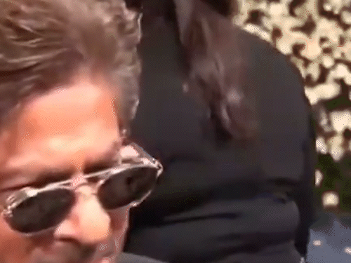 Shahrukh Khan Got Embarrassed at Met Gala! Had to give introduction when media fails to recognize Him | Shah Rukh Khan's trouble in Met Gala!: International media had to identify, otherwise I had to introduce, said- I am Shahrukh; Said- I have come for children