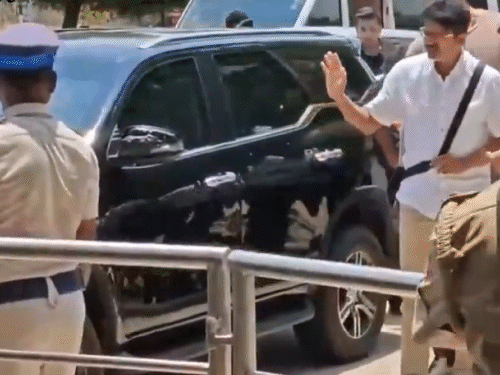 Vijay Talapathy Bodyguard Points Gun at Elderly Fan when He Reaches Madurai Airport | Vijay Thalpati's bodyguard taunted a gun on the elderly: Actor, users raised the question- is the question- is this law correct?