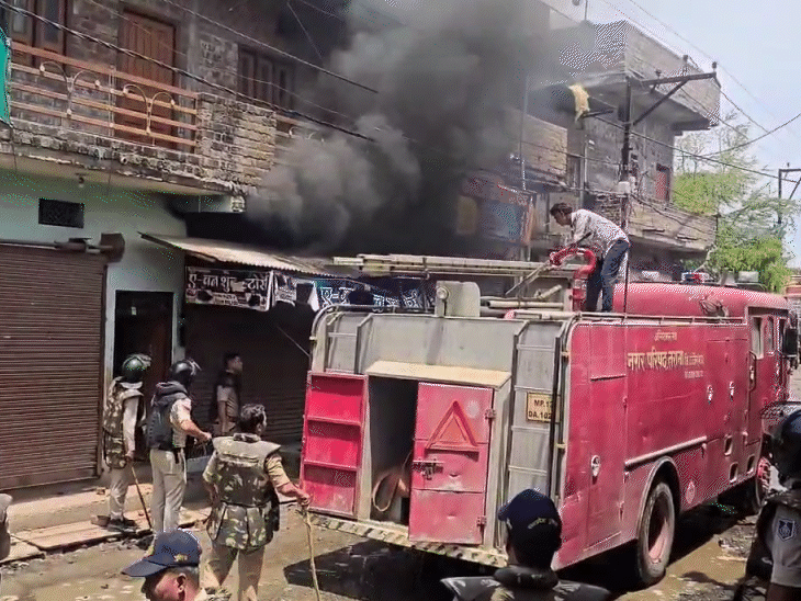 Tension in Ujjain's Bichrod, House Set on Fire | Porn videos found in the phone, villagers burnt home: Love jihad case in Ujjain's Bichhodod, 7 accused in custody; Police force deployed - Ujjain News