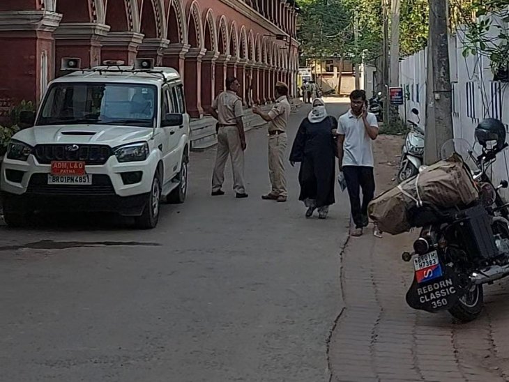 Zahida Khalid arrived with his son outside Patna SP office.